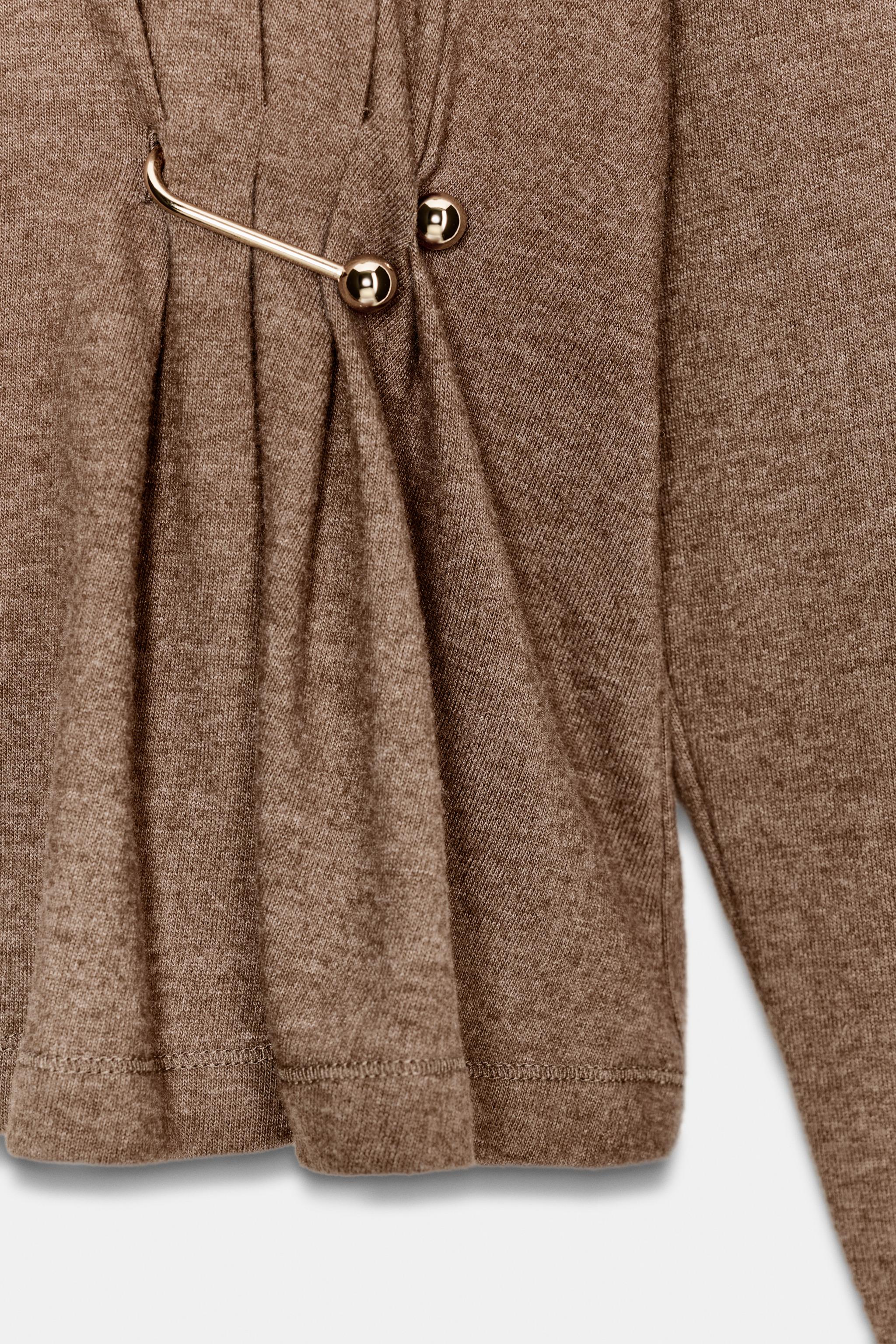 TOP DOUX AVEC DÉCOR MÉTALLIQUE